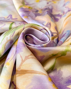 Macro di sciarpa in seta con stampa floreale viola e gialla e trama liscia perlata