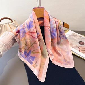 Sciarpa floreale in finta seta rosa tenue con motivi viola su appendino
