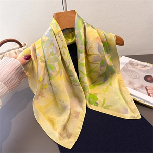 Foulard quadrato in seta sintetica con stampa floreale gialla e lavanda su gruccia in legno