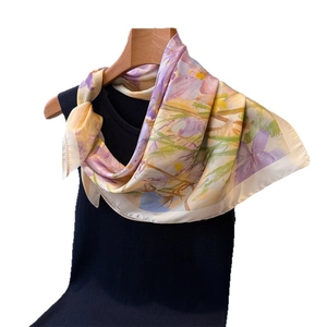 Foulard quadrato in seta satinata con stampa floreale lilla su stampella in legno