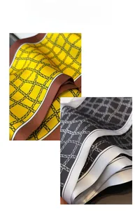 Détail de foulards en soie à carreaux géométriques avec texture satinée et bords roulés