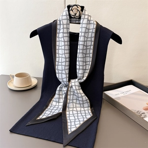 Écharpe vintage en soie à carreaux géométriques avec motifs de chaîne et bordure dorée