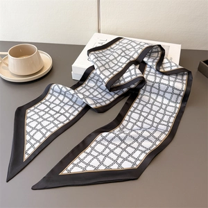 Détail d'un foulard en soie à carreaux géométriques vintage avec bordure noire élégante