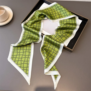 Gros plan détaillé d'un foulard en soie à carreaux verts et blancs au style chic