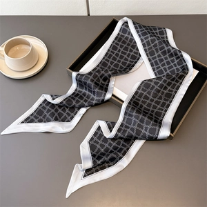 Foulard étroit en soie à carreaux géométriques avec une tasse de café sur un plateau