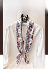 Dettaglio di un foulard equestre azzurro annodato su colletto bianco, trama in seta