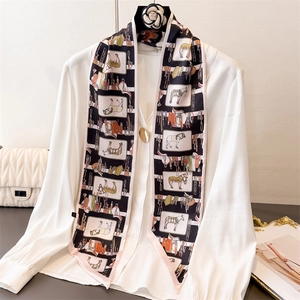 Elegante foulard twilly nero con motivi equestri e bordi rosa per un look di lusso