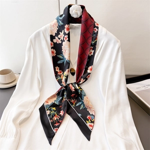 Elegante sciarpa in seta a fiori e motivi geometrici con camicia di seta bianca