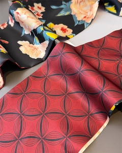 Dettaglio di sciarpa in seta a doppia faccia con fiori e motivi geometrici