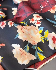 Dettaglio del tessuto in raso di seta con stampe floreali eleganti e lucentezza