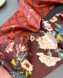 Dettaglio di foulard in seta con motivi geometrici e stampe floreali stile vintage