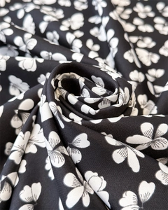 Nahaufnahme von Seidenschal mit Blumenmuster, Twill-Textur und weichem Stoff-Drapé