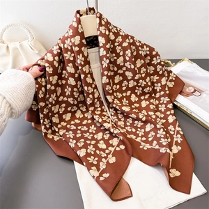 Eleganter kaffeebrauner Seidenschal mit Blumenmuster für Damen als vielseitiges Accessoire