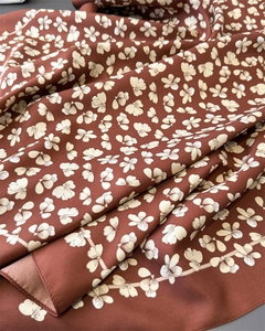 Detailansicht aus dunkelrotbraunem Seidenimitat mit elegantem kleinen Blumenmuster