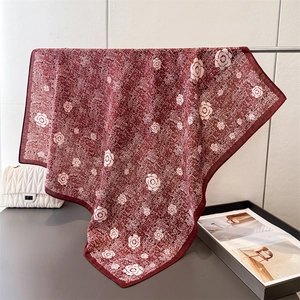 Élégant carré en soie rouge foncé à imprimé floral de camélia blanc et texture à chevrons