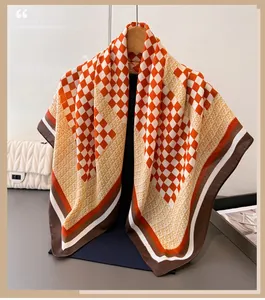 Détail d'un carré de soie avec motif à damier orange et texture élégante et lisse