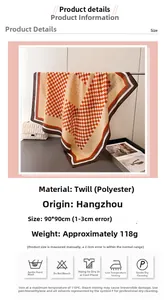 Détail d'un foulard carré 90x90cm en polyester avec motif à damier orange et texture