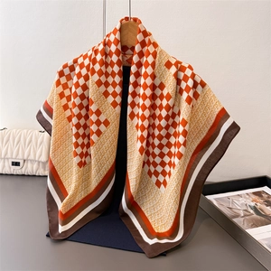 Grand foulard en soie synthétique avec motifs vintage et damier orange élégant