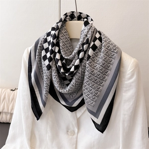 Foulard Carré En Satin Synthétique À Imprimé Damier Vintage Châle Élégant Pour Femmes