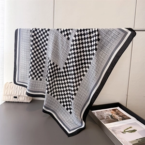 Carré en soie élégant avec motifs à carreaux noir et blanc et bordures rayées chic