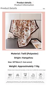 Détail du foulard 90x90cm en soie synthétique avec imprimé vintage papillon et motif chevrons