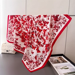 Élégant foulard en soie à imprimé papillon rouge avec bordures rouges et sac à main chic