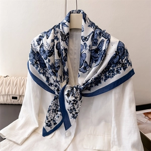 Foulard Carré Élégant Style Français Imprimé Papillon Et Fleurs Imitation Satin En Polyester Pour Femmes Mode