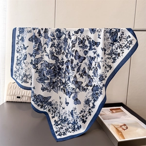 Carré de soie élégant avec motifs floraux de papillons bleu marine et bordure unie