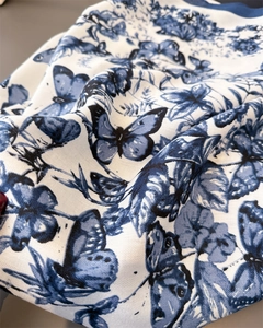 Gros plan d'imprimé papillon bleu sur tissu en soie avec texture sergé chic