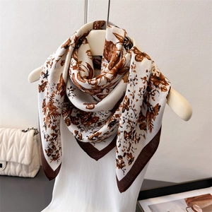 Gros plan du foulard en soie élégant avec motifs floraux et papillons vintage