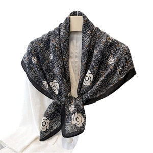 Foulard élégant en soie à imprimé camélia de style français porté en châle chic