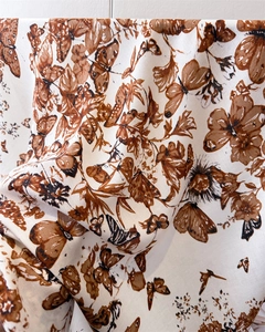 Détail du foulard en satin de soie avec imprimé vintage de papillons marrons sur fond ivoire