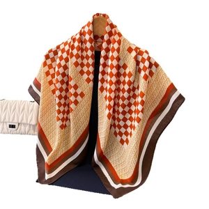 Carré de soie rétro à carreaux orange et blancs avec motifs de lettres géométriques
