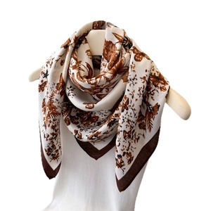 Carré de soie élégant avec motifs floraux marron sur fond crème pour femmes chic