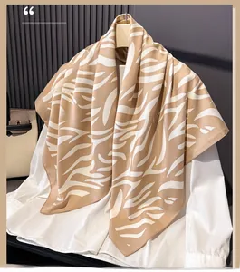 Détail d'un foulard imitation soie à motif zèbre élégamment drapé sur une chemise blanche