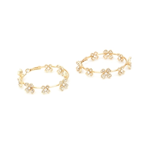 Boucles d'oreilles créoles fleurs dorées avec strass blancs brillants sur fond blanc