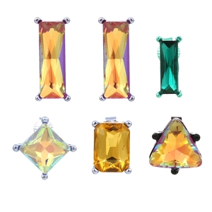 Ensemble de boucles d'oreilles géométriques avec cristaux colorés en formes carrées et losanges