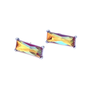 Vue macro de cristaux aurora rectangulaires avec griffes argentées et facettes colorées