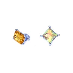 Détail de boucles d'oreilles géométriques en cristal jaune et irisé sertis de griffes
