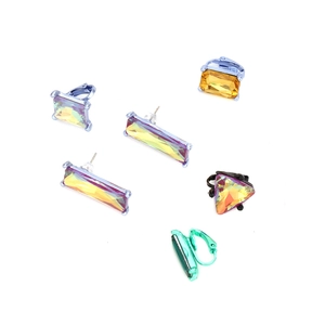 Set de boucles d'oreilles géométriques en cristal avec pierres colorées et cadres en métal