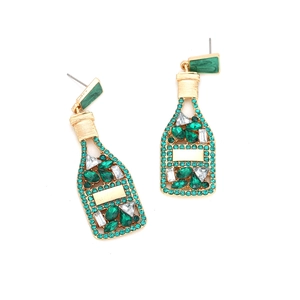 Détail de boucles d'oreilles bouteille de vin dorées avec strass verts et cristaux
