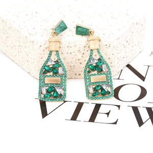 Vue détaillée des boucles d'oreilles bouteille de vin avec strass verts et plaqué or