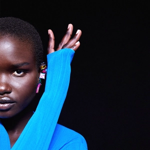 Boucles d'oreilles géométriques en cristal avec pierres colorées sur un mannequin