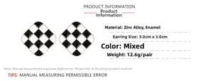 Vue détaillée des boucles d'oreilles carrées en émail damier noir et blanc de 3 cm
