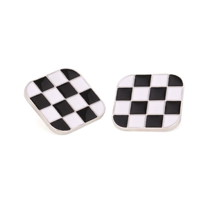 Boucles d'oreilles carrées minimalistes avec motif en émail damier noir et blanc