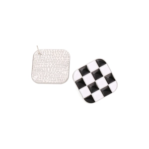 Boucles d'oreilles carrées en argent avec motif damier en émail noir et blanc
