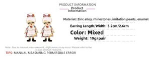 Détail de boucles d'oreilles fille de Noël en émail coloré avec strass et perles