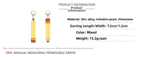 Détail des boucles d'oreilles crayon jaune asymétriques avec perles et strass et mesures