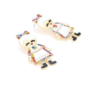 Détail des boucles d'oreilles fille de dessin animé avec strass colorés et émail blanc