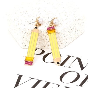 Boucles d'oreilles crayon dorées créatives avec émail jaune, cristal rose et perle d'eau